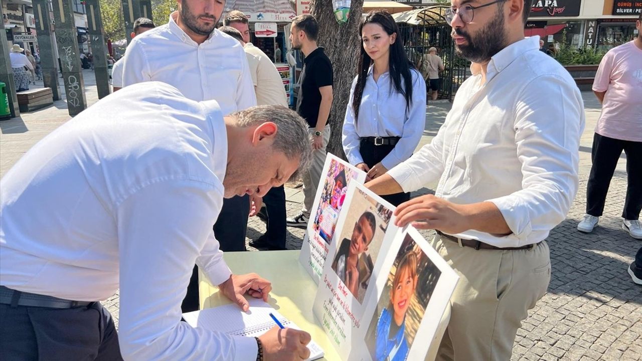 Antalya'da 'Boş Sıralar' Etkinliğiyle Gazze'deki Çocuklar Anıldı