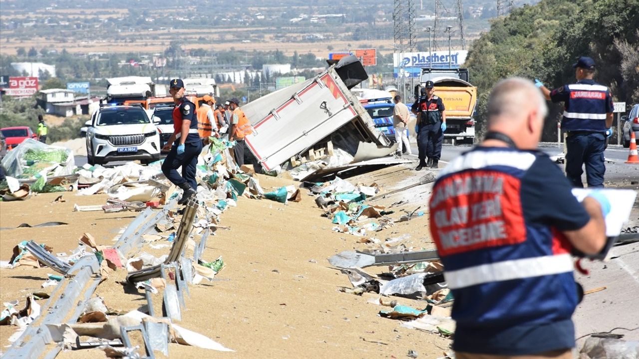 Antalya'da devrilen tohum yüklü tırın sürücüsü öldü