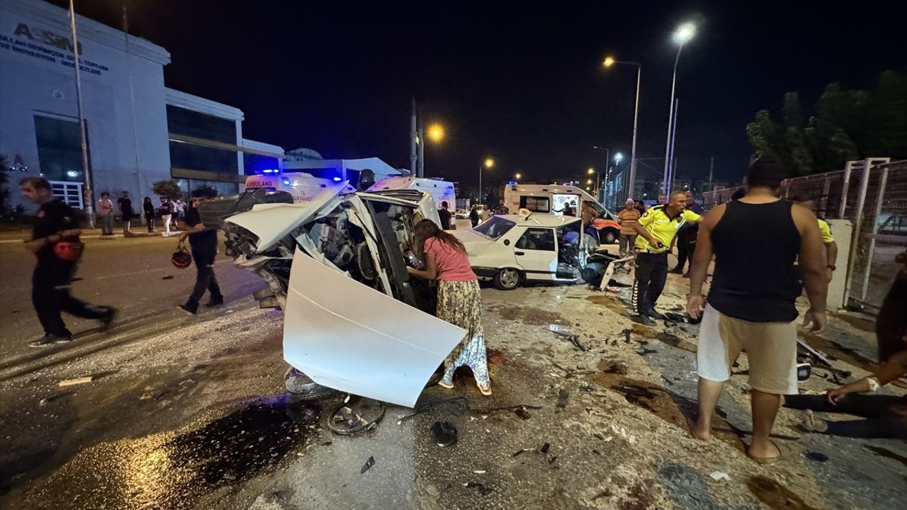 Antalya'da İki Otomobil Çarpıştı — 4 Kişi Yaralandı