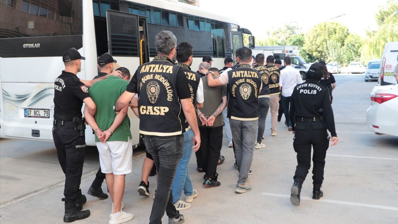 Antalya'da Suç Örgütü Operasyonunda 2 Şüpheli Tutuklandı