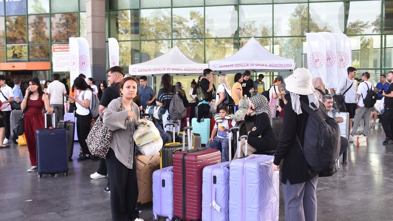Antalya'da üniversite öğrencileri Gençlik ve Spor İl Müdürlüğü tarafından karşılandı