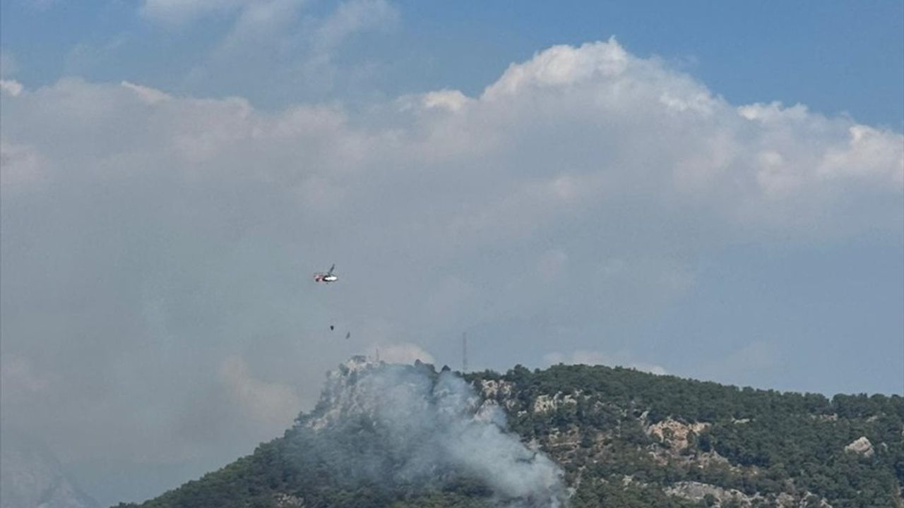 Antalya Kemer'de Orman Yangınına Havadan ve Karadan Müdahale Sürüyor