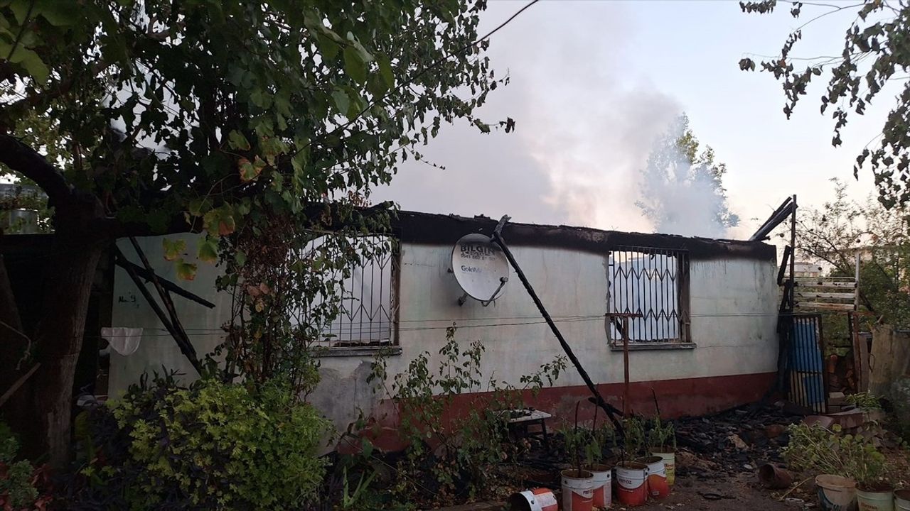 Antalya Kepez'de tek katlı evde yangın: ev kullanılamaz hale geldi