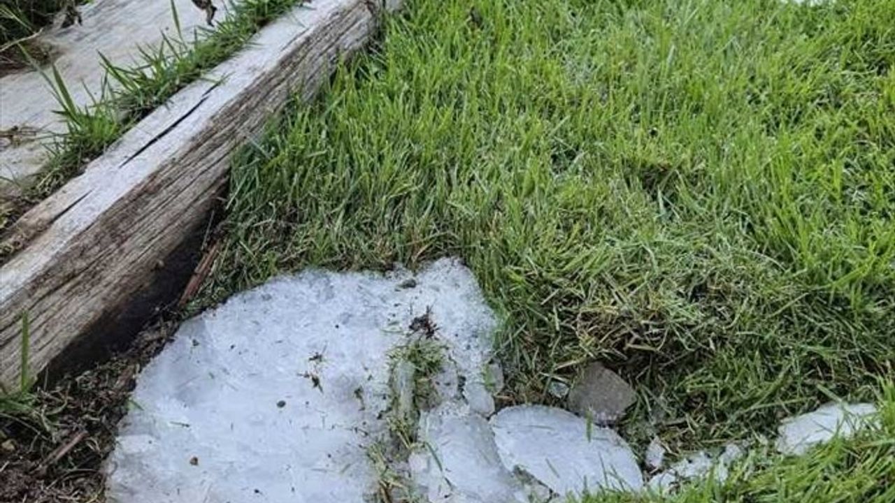 Antalya Kepez'te Parka Düşen Buz Kütlesi Güvenlik Kamerasında