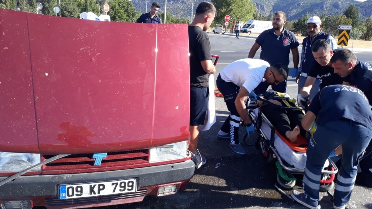 Antalya Korkuteli'de İki Otomobil Çarpıştı — 3 Kişi Yaralandı