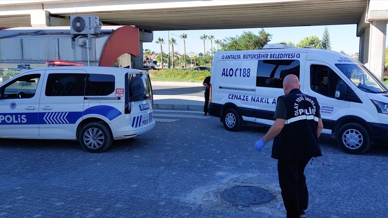 Antalya Manavgat'ta Otobüs Durağında Bir Kişi Ölü Bulundu
