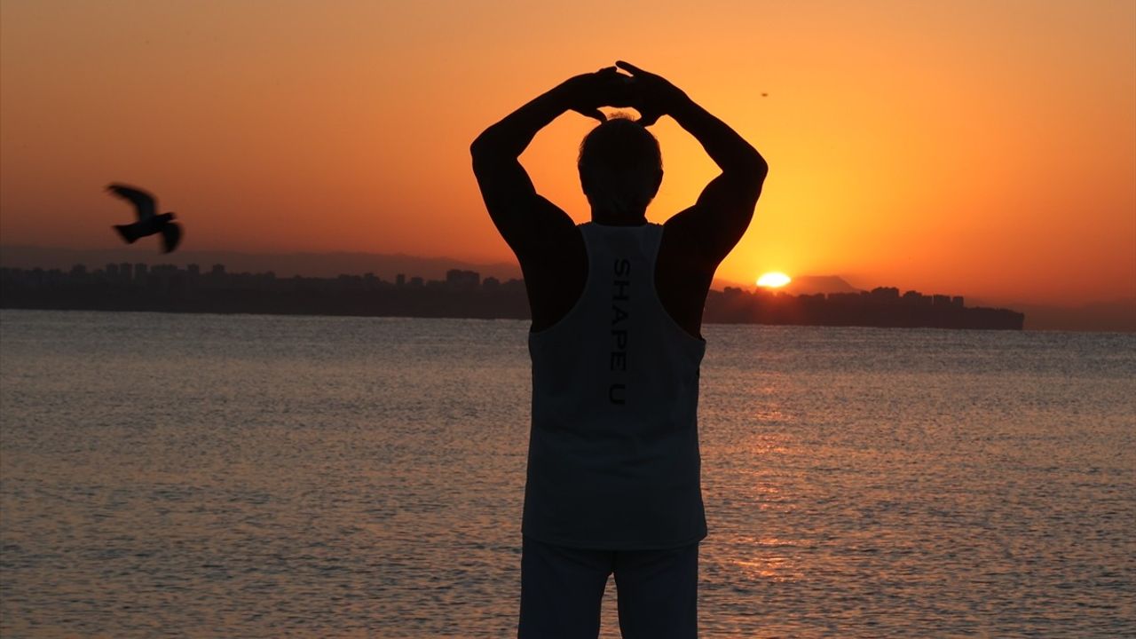 Antalya'nın 'Herkül Dede'si Erkan Yılmazer: 76 Yaşında Konyaaltı'nda Her Sabah Spor