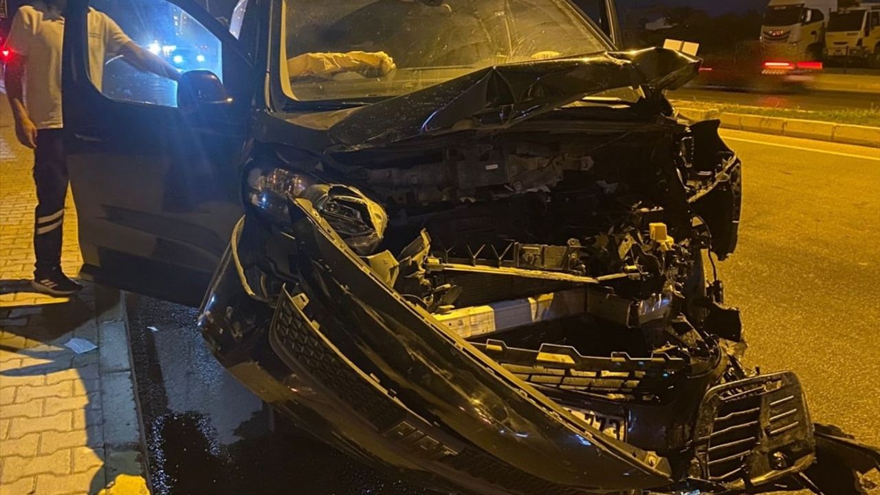 Antalya Serik'te 3 aracın çarpıştığı kaza: 5 kişi yaralandı