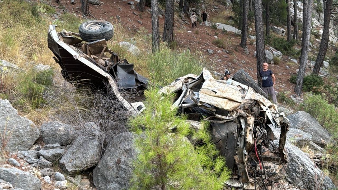 Antalya Serik'te Kamyonet Uçuruma Yuvarlandı: Sürücü Hayatını Kaybetti