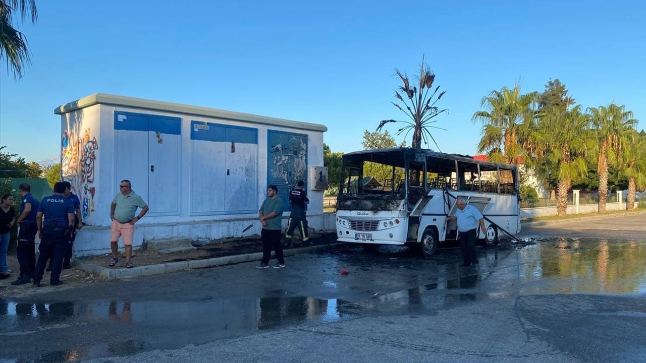 Antalya Serik'te Park Halindeki Midibüs Yandı — 07 YR 585 Kullanılamaz Hale Geldi