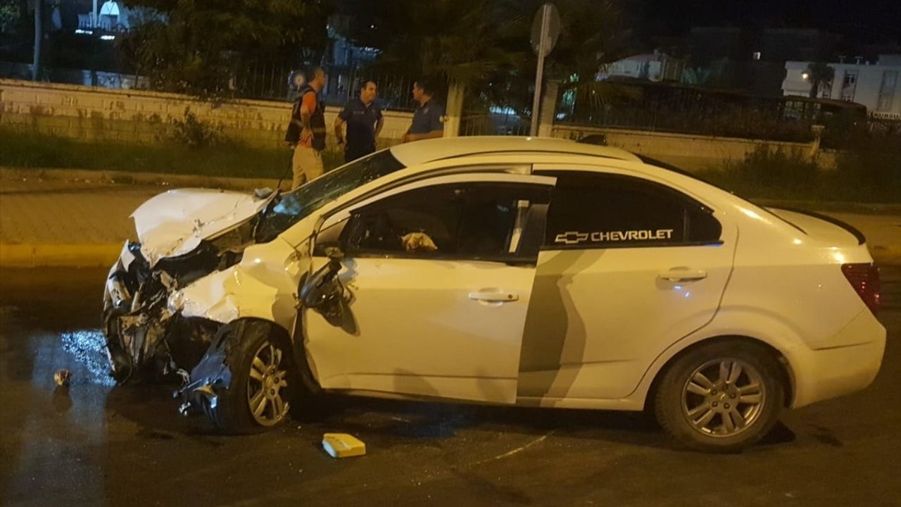 Antalya Serik'te Trafik Kazası: 3 Yaralı, Kaza Anı Kamerada