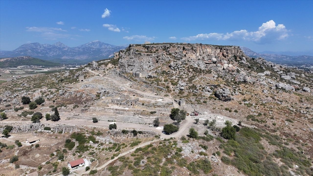 Antalya Sillyon'da Romalı hayırsever Menodora'nın mezarı bulundu