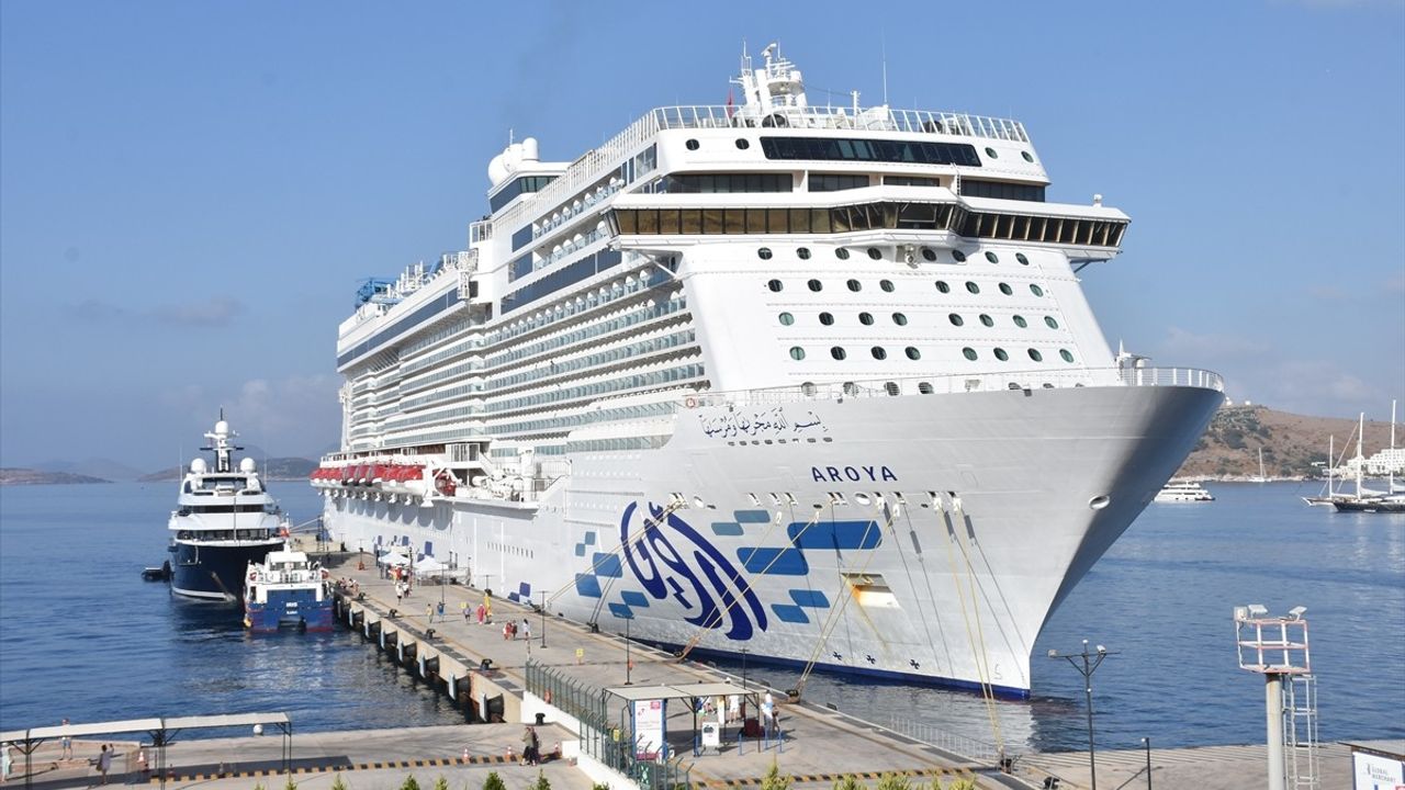 Aroya Kruvaziyeri Bodrum'da: 2 bin 683 Yolcu Karaya Çıktı
