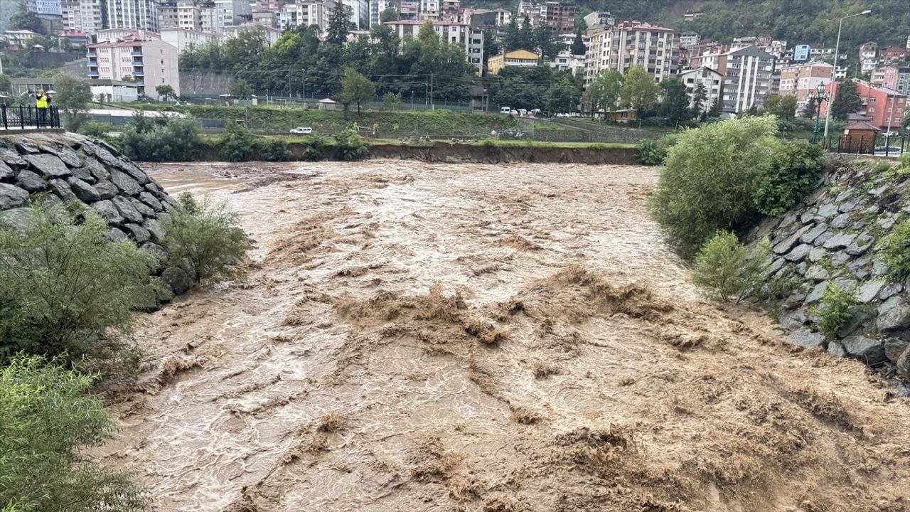 Artvin Borçka'da Sağanak: Taşkın ve Heyelanlar Karagöl'ü Etkiledi