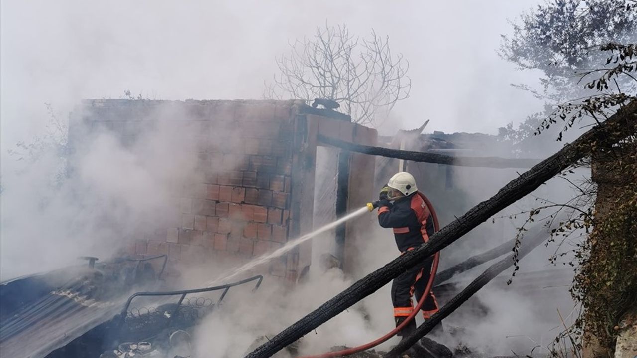 Artvin Borçka'da Yangın: 4 Kardeşe Ait Ev Kullanılamaz Hale Geldi