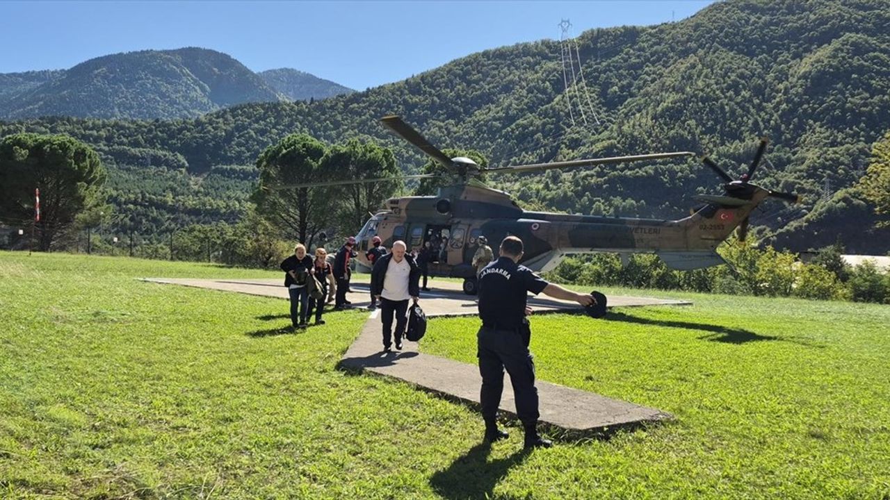 Artvin Camili'de Mahsur Kalan 18 Turist Helikopterle Tahliye Edildi