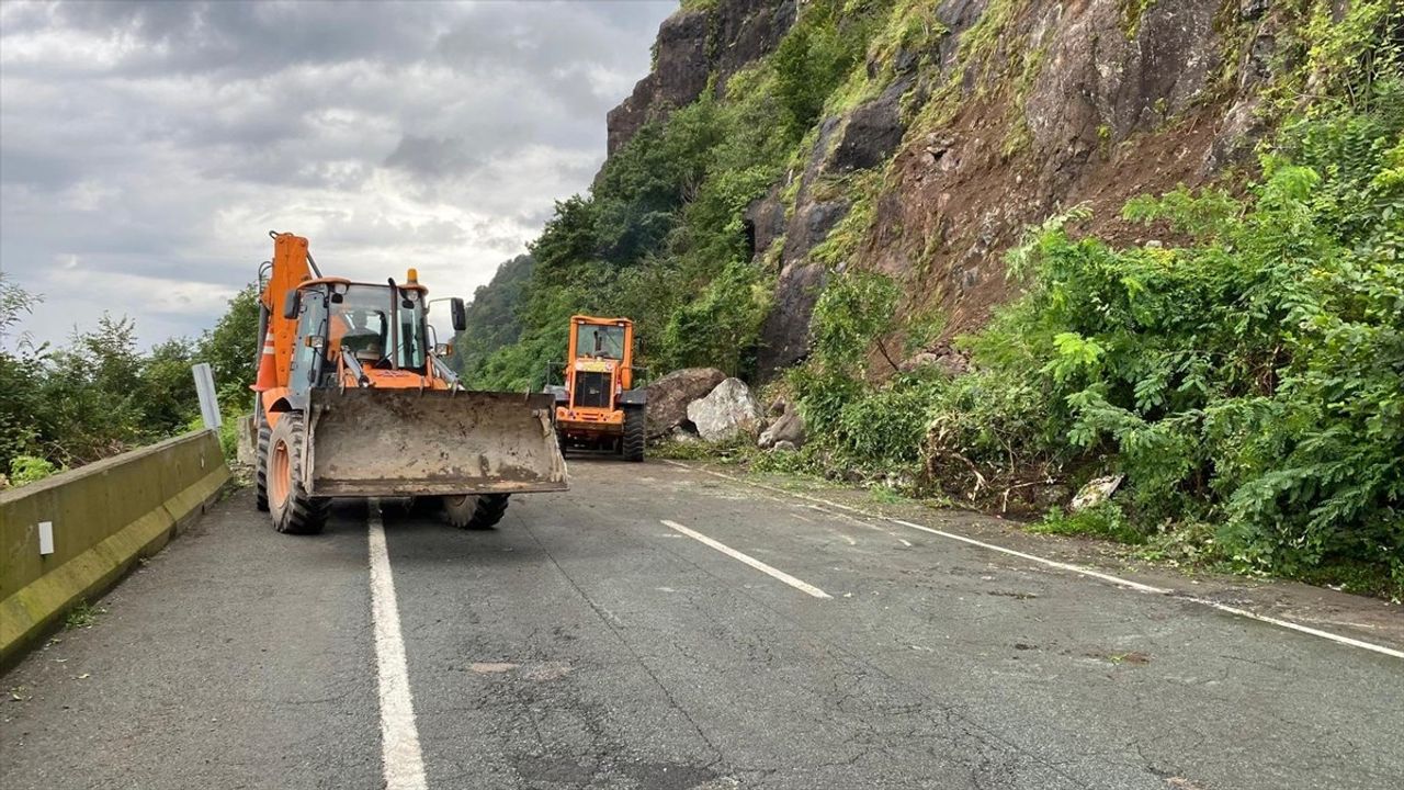 Artvin'de Heyelan Karadeniz Sahil Yolu'nu Kapattı