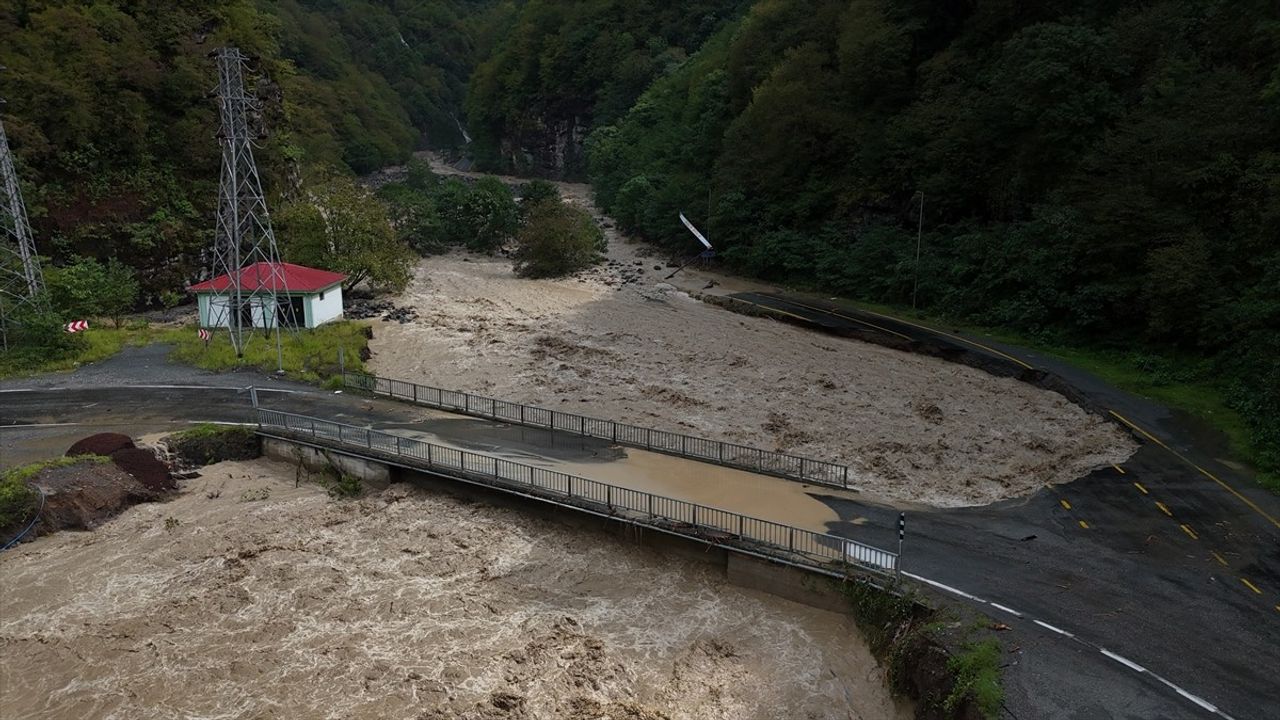 Artvin’de Sağanak: Borçka’da Taşkın ve Heyelanlar — Valilik Açıkladı