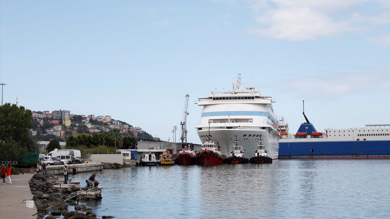 Astoria Grande Samsun Limanı'na demirledi: 937 yolcu, 443 mürettebat