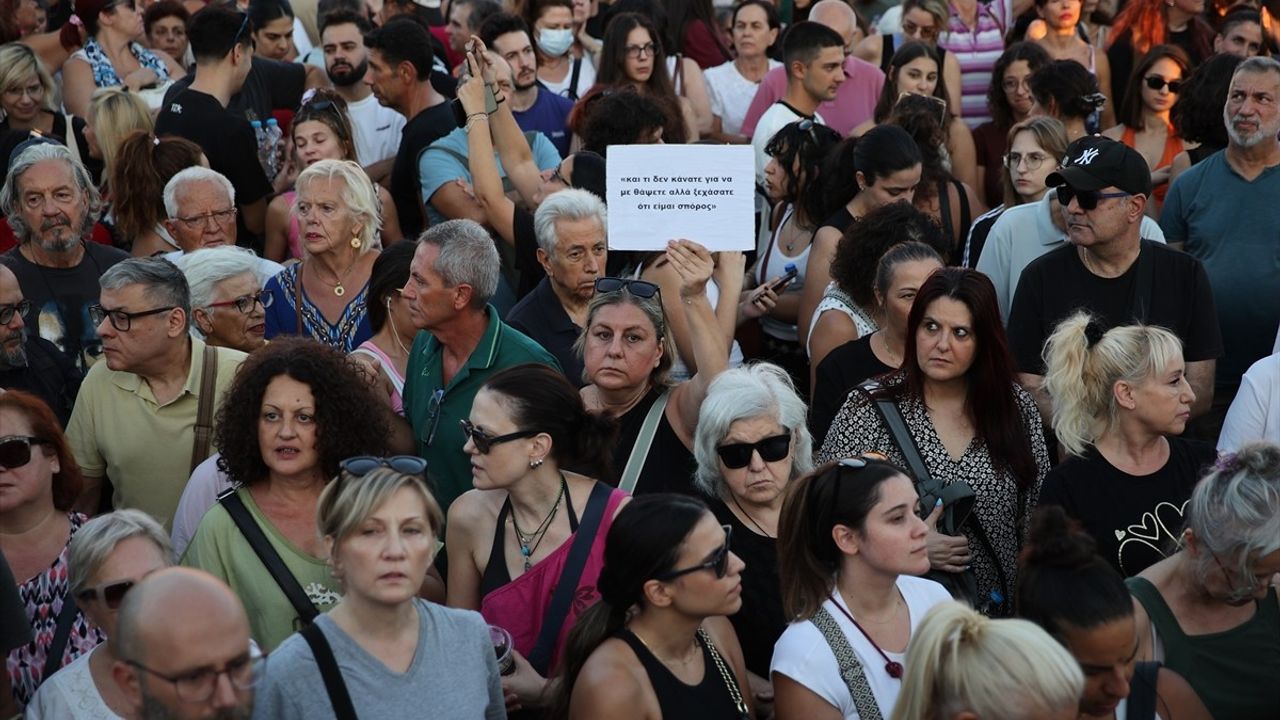 Atina'da Tembi tren kazası anmasında polisle protestocular arasında arbede