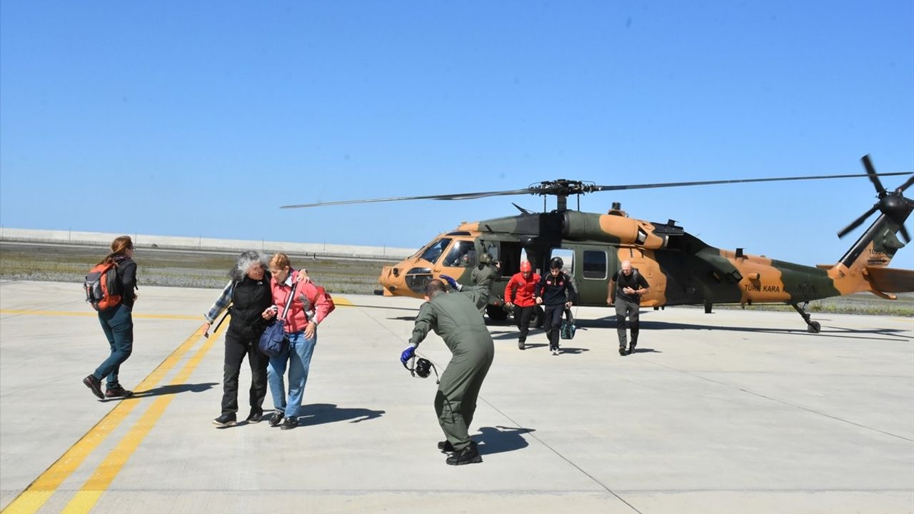 Ayder Turizm Merkezi'nde Mahsur Kalanlar Helikopterle Tahliye Ediliyor