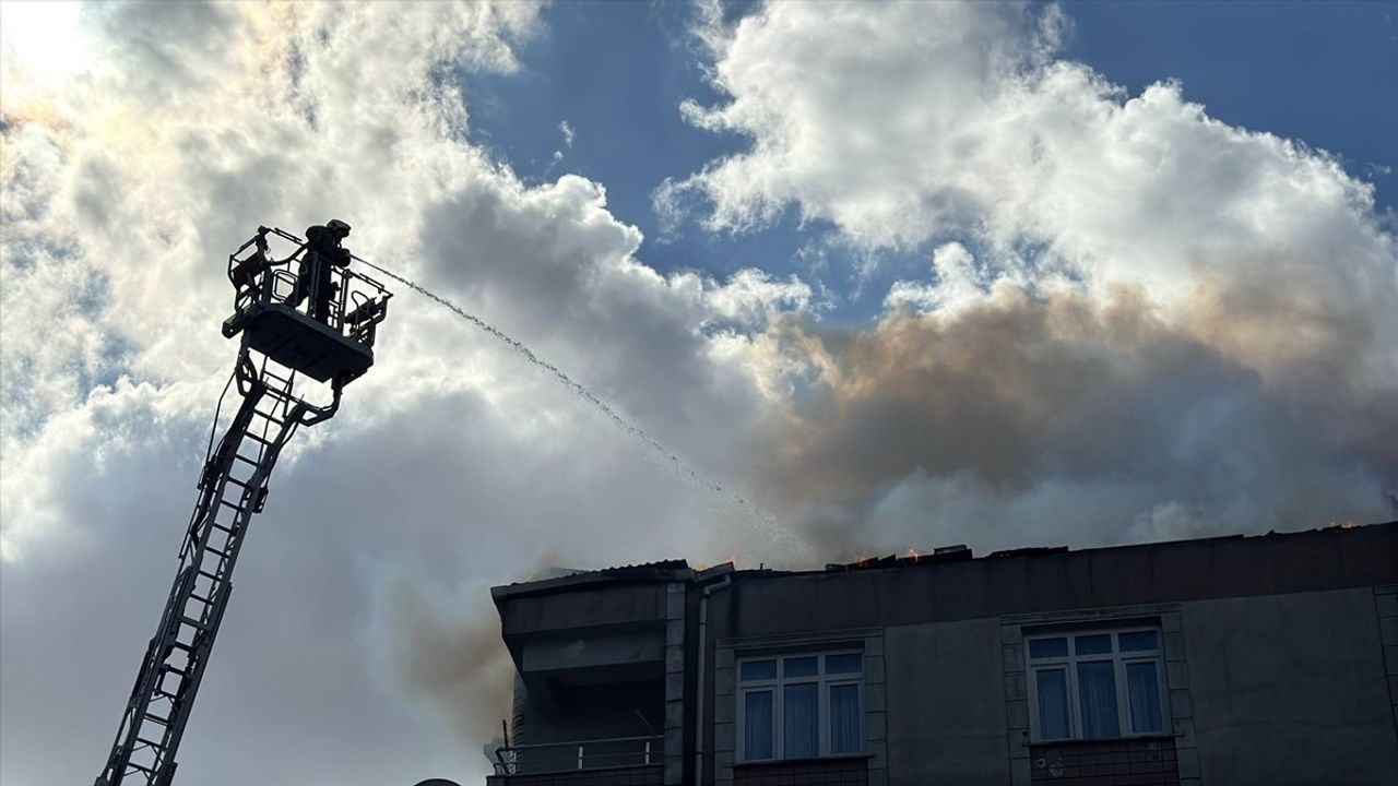 Bağcılar'da Çatı Yangını: 2 Binanın Çatısı ve Araçlar Zarar Gördü
