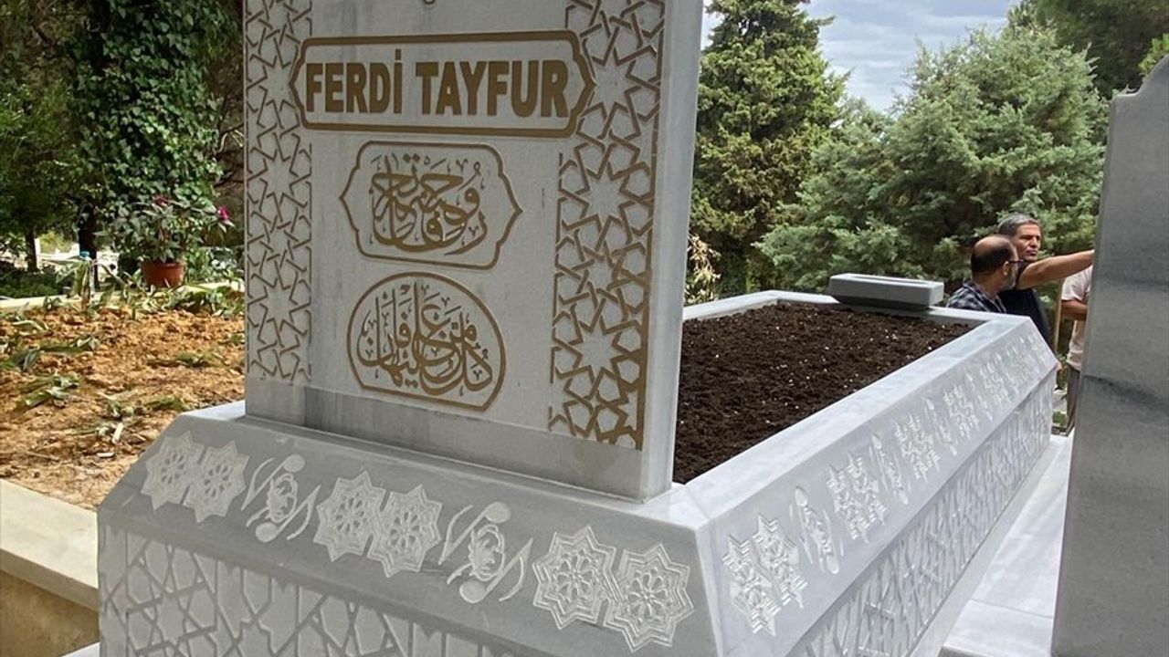 Bahçeli, Ferdi Tayfur'un Kabrini Yaptırdı: MHP'den Kültürel Vefa Mesajı