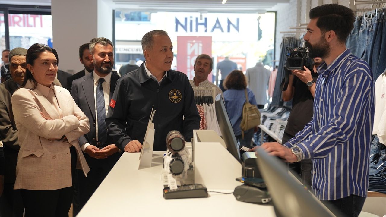 Bakan Ali Yerlikaya Ağrı'da Vatandaşlarla Çay İçti, Esnafı Ziyaret Etti