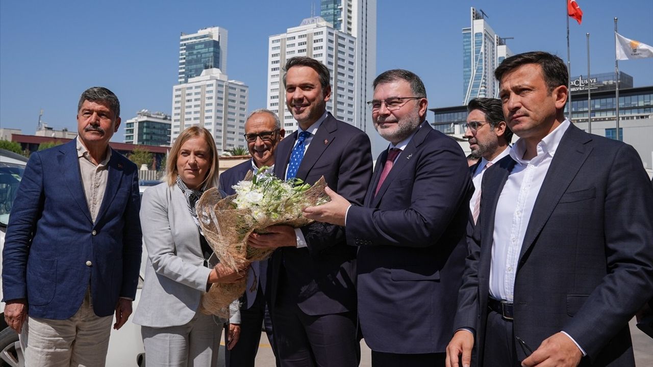 Bakan Bayraktar İzmir'de: TÜREK 2025 Açılışına Katıldı, Valilik ve AK Parti'yi Ziyaret Etti