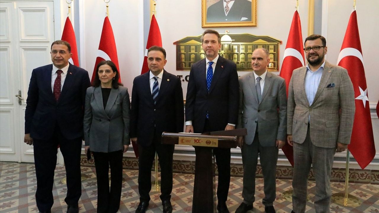 Bakan Bayraktar Manisa Valiliği'ni Ziyaret Etti