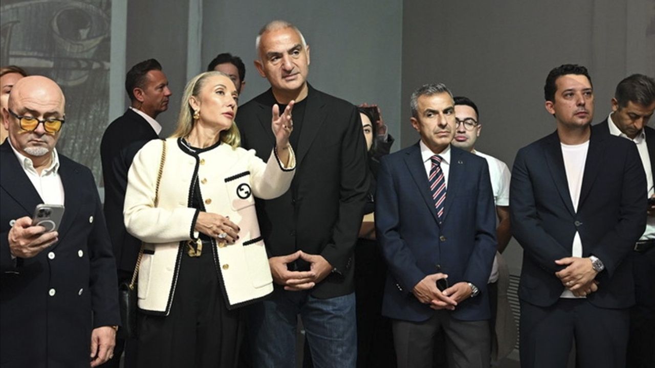 Bakan Ersoy Beyoğlu'nda Kültür Yolu Festivali Sergilerini Gezdi