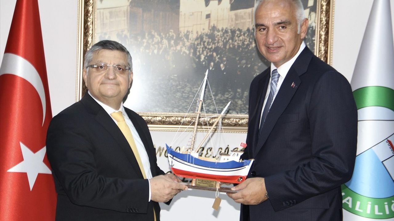 Bakan Ersoy Sinop'ta: Tarihi Cezaevi Açılışı ve Amfora Müzesi İncelemesi