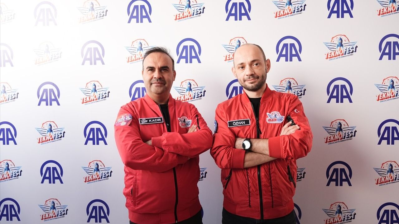 Bakan Kacır TEKNOFEST İstanbul'da AA Standını Ziyaret Etti