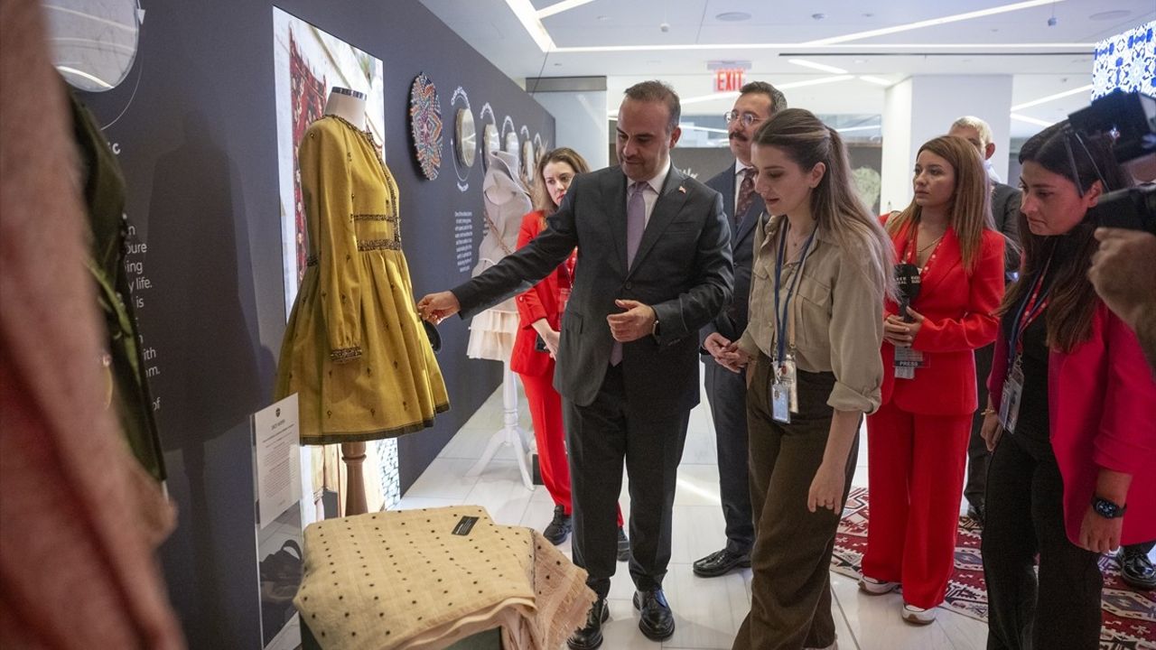 Bakan Kacır Türkevi'nde 'Anadoludakiler' Sergisini Gezdi