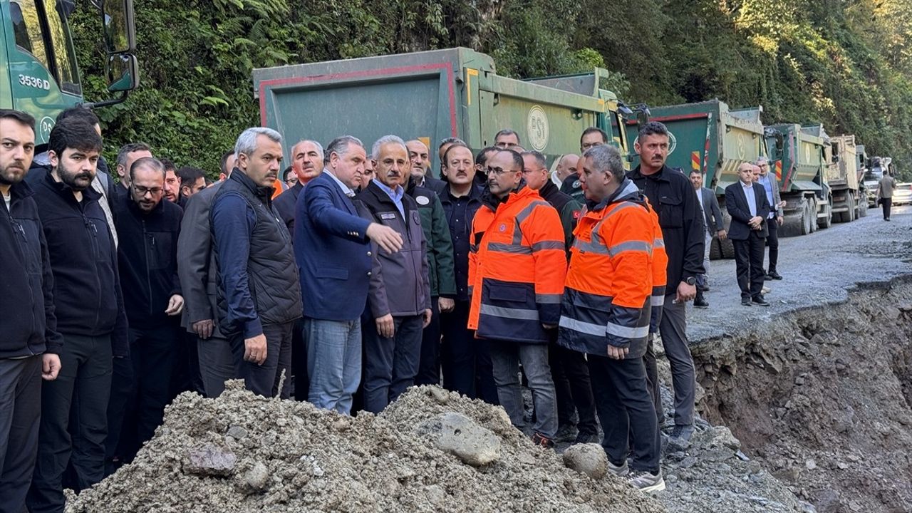 Bakan Uraloğlu ve Bak, Çamlıhemşin-Ayder Yaylası yolunda inceleme yaptı