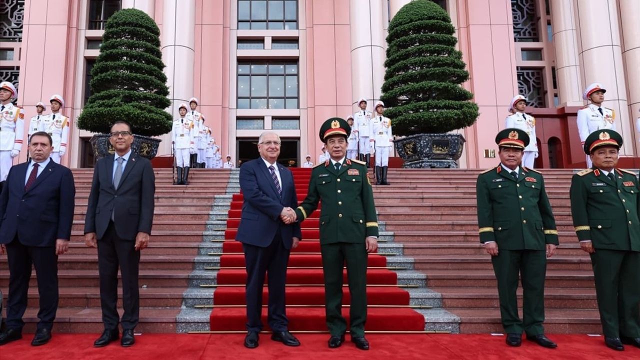 Bakan Yaşar Güler Vietnam'da: Hanoi'de Resmi Ziyaretler
