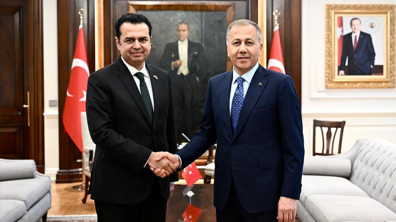 Bakan Yerlikaya, Pakistanlı Bakan Talal Chaudhry ile Görüştü