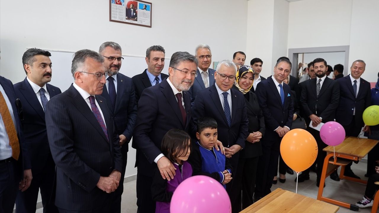 Bakan Yumaklı Sivas'ta: 'Tarım, Orman ve Su Olmayan Dünya Bizim Değil' - Bekir-Latife Şahin İlkokulu Açıldı