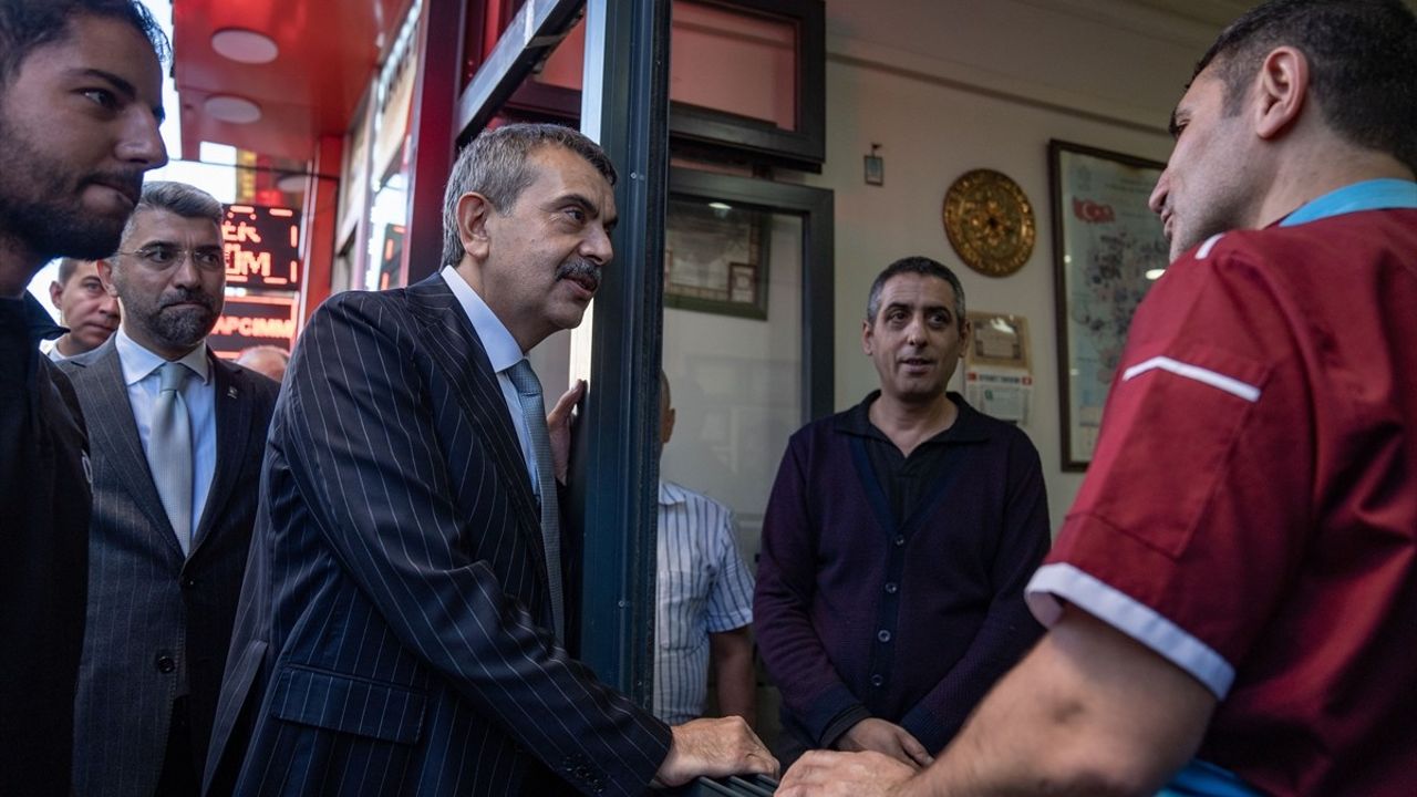 Bakan Yusuf Tekin Erzurum'da MHP İl Başkanlığı ve Esnafı Ziyaret Etti