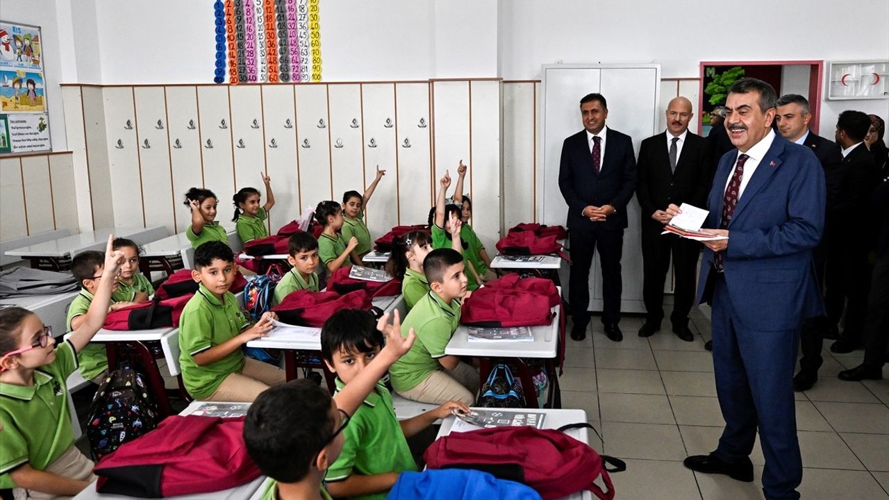 Bakan Yusuf Tekin, mektupla davet eden Atatürk İlkokulu öğrencilerini ziyaret etti