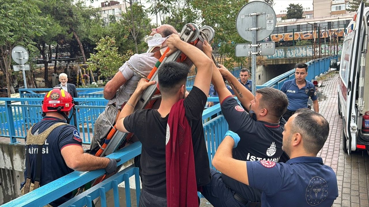 Bakırköy'de kafe çatısından düşen kişi itfaiye tarafından kurtarıldı