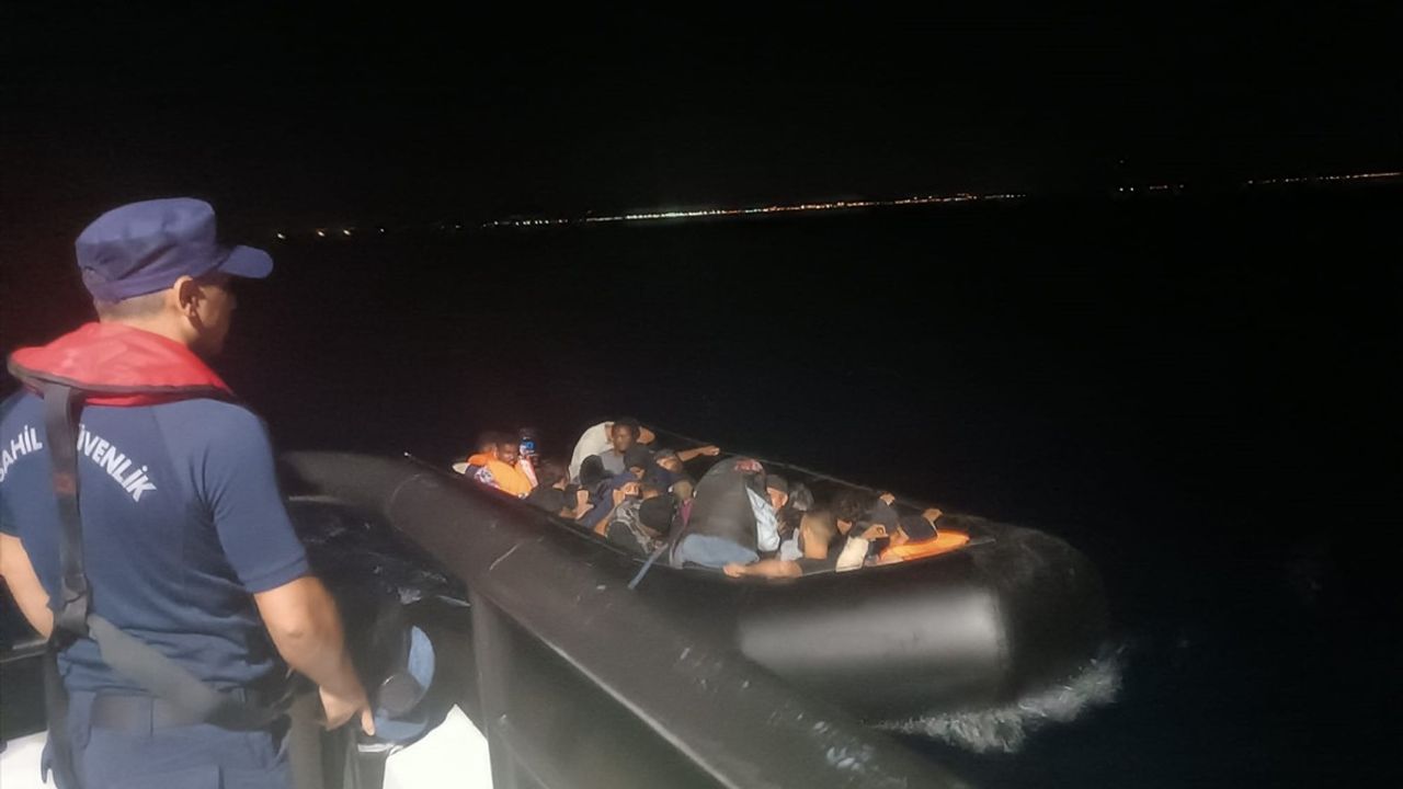Balıkesir Ayvalık'ta Lastik Botta 23 Düzensiz Göçmen Yakalandı