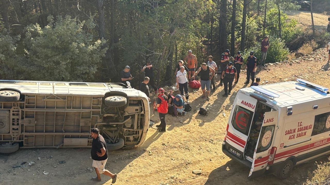 Balıkesir'de Tur Minibüsü Devrildi: 11 Yaralı