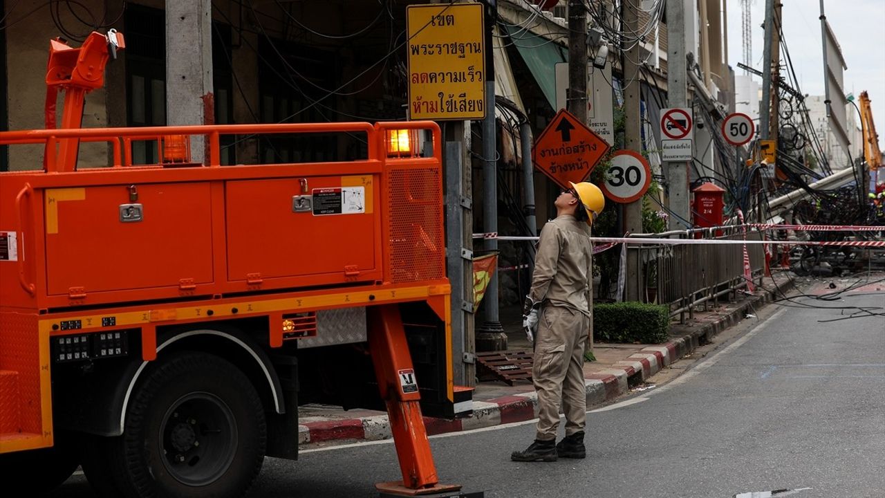 Bangkok'ta Yol Çökmesi: 50 Metrelik Dev Çukur Hastane Önünde Oluştu