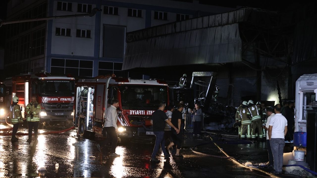 Başakşehir'de DEPARKO Nakliye Deposunda Yangın Söndürüldü: 8 Kamyon, 2 Tır Zarar Gördü
