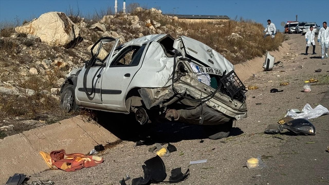 Bayburt'ta Refüje Çarpan Otomobilin Sürücüsü Öldü