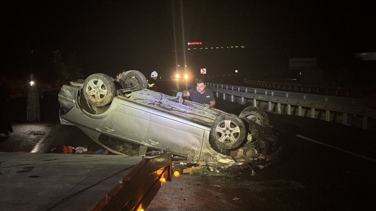 Bayburt'ta Refüje Çarparak Devrilen Otomobil: 6 Kişi Yaralandı