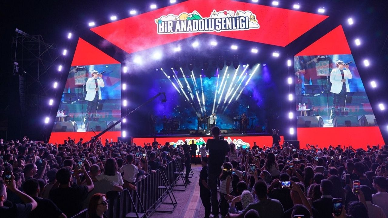 Bayhan Şırnak'ta 'Bir Anadolu Şenliği'nde Coşkulu Konser