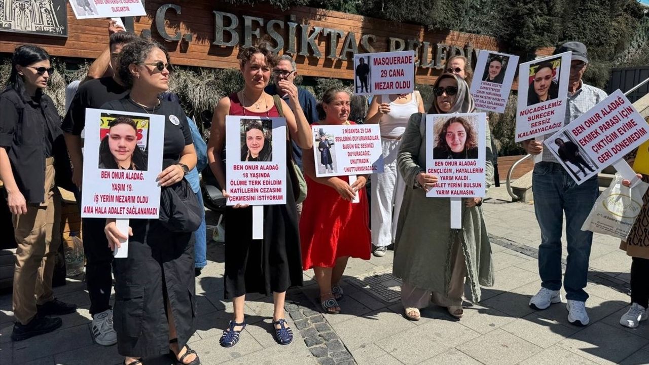 Beşiktaş'ta Yangında Ölen 29 Kişinin Aileleri Belediye Önünde Oturma Eylemi