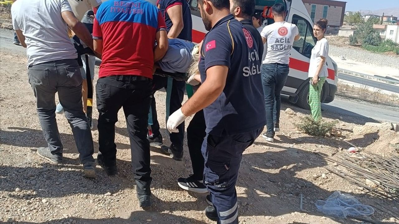 Besni'de Otomobil İnşaat Boşluğuna Düştü: Sürücü Yaralandı